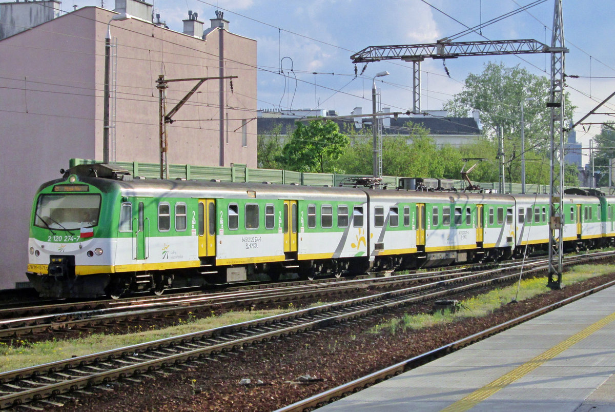 EN57AKM-1571 verlässt am 1 Mai 2016 Warszawa Wschodnia.