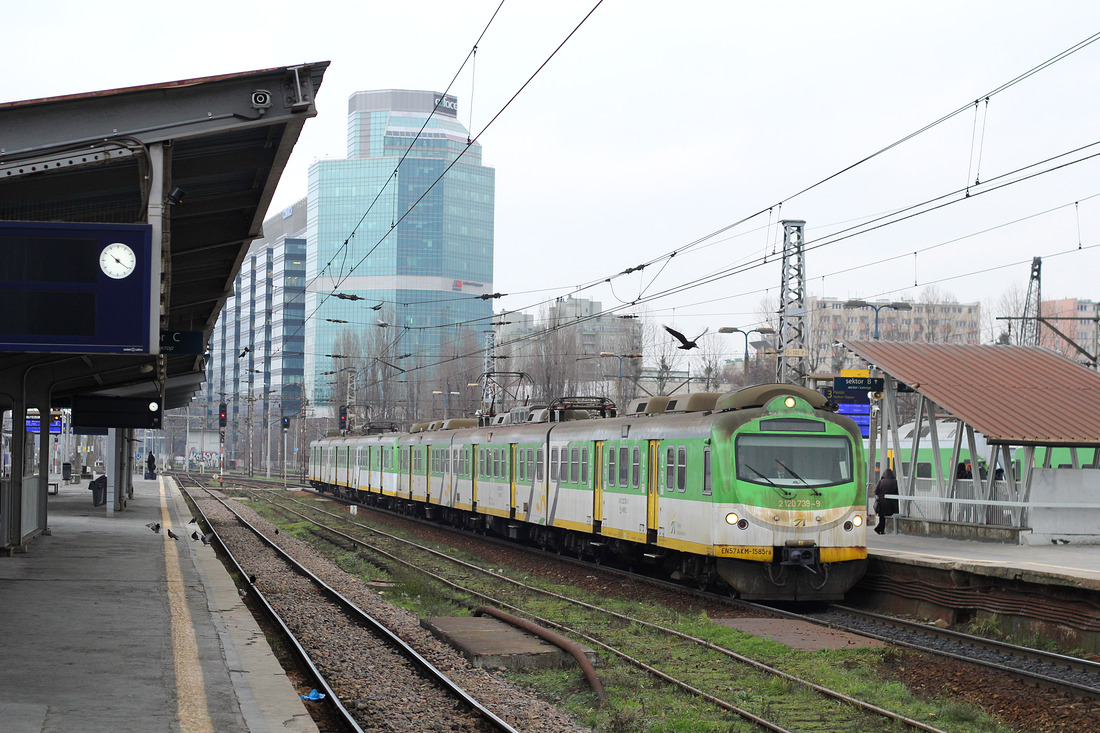EN57AKM-1585 der Koleje Mazowieckie wurde am 7. Dezember 2015 im Bahnhof Warszawa Zachodnia fotografiert.