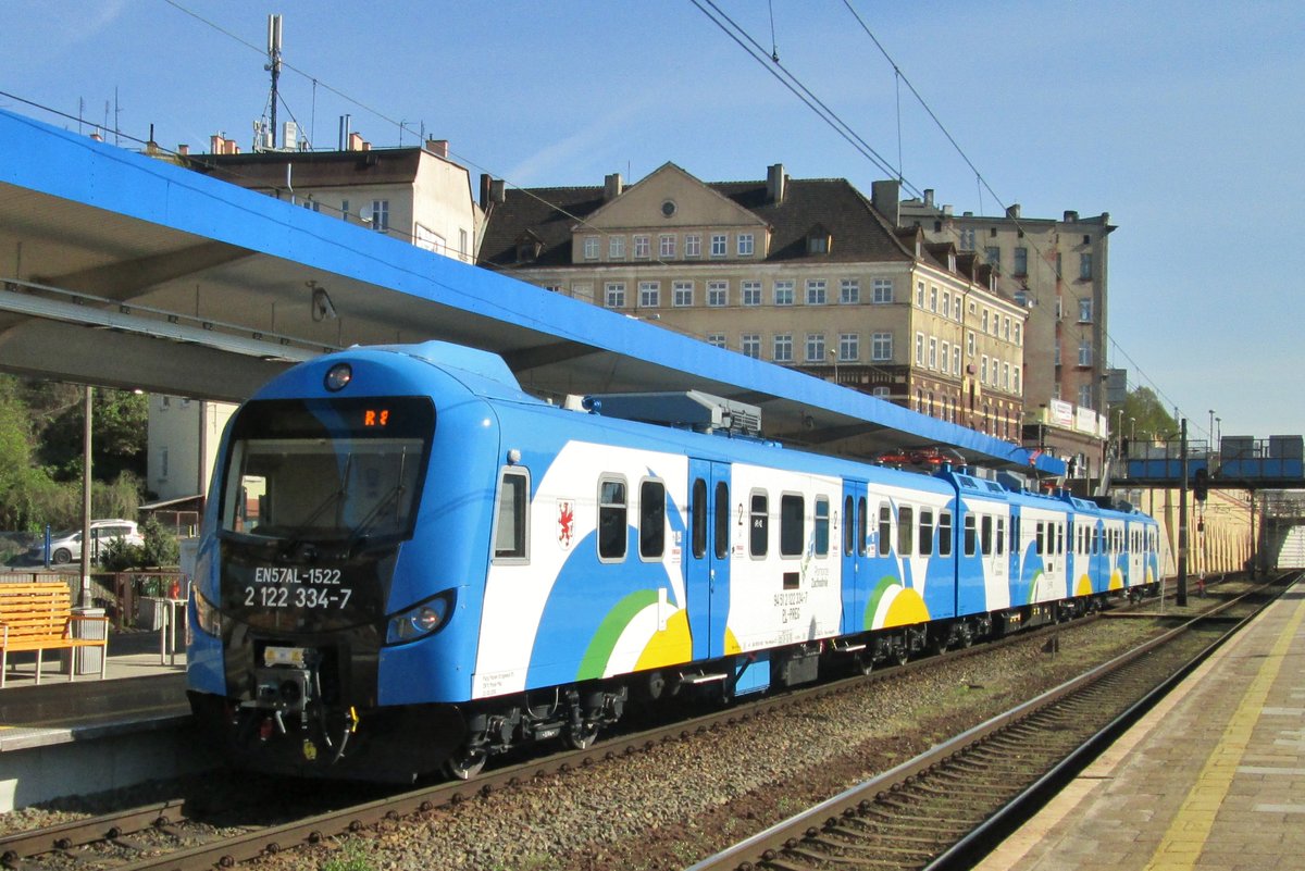 EN57AL-1522 Szczecin Glowny treft am 29 April 2016 in Szczecin Glowny ein.