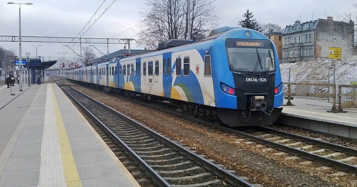 EN57AL-1528 in Bahnhof Zielona Gora, 16.12.2018
