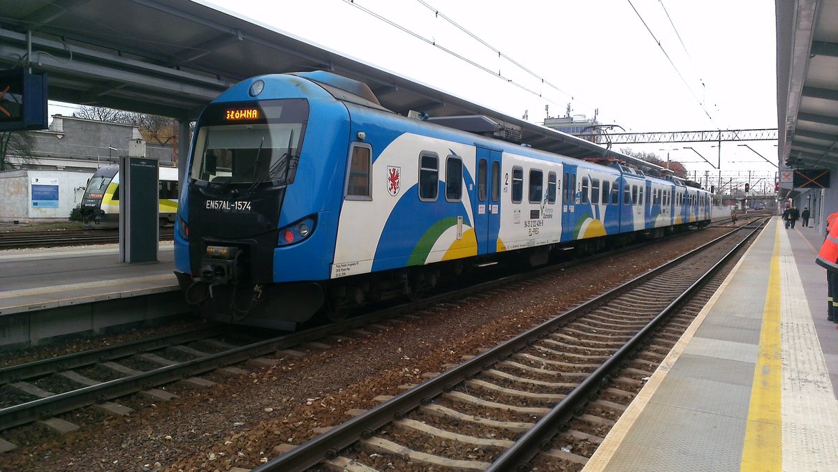EN57AL-1574 in Bahnhof Zielona Gora Glowna, 22.02.2020