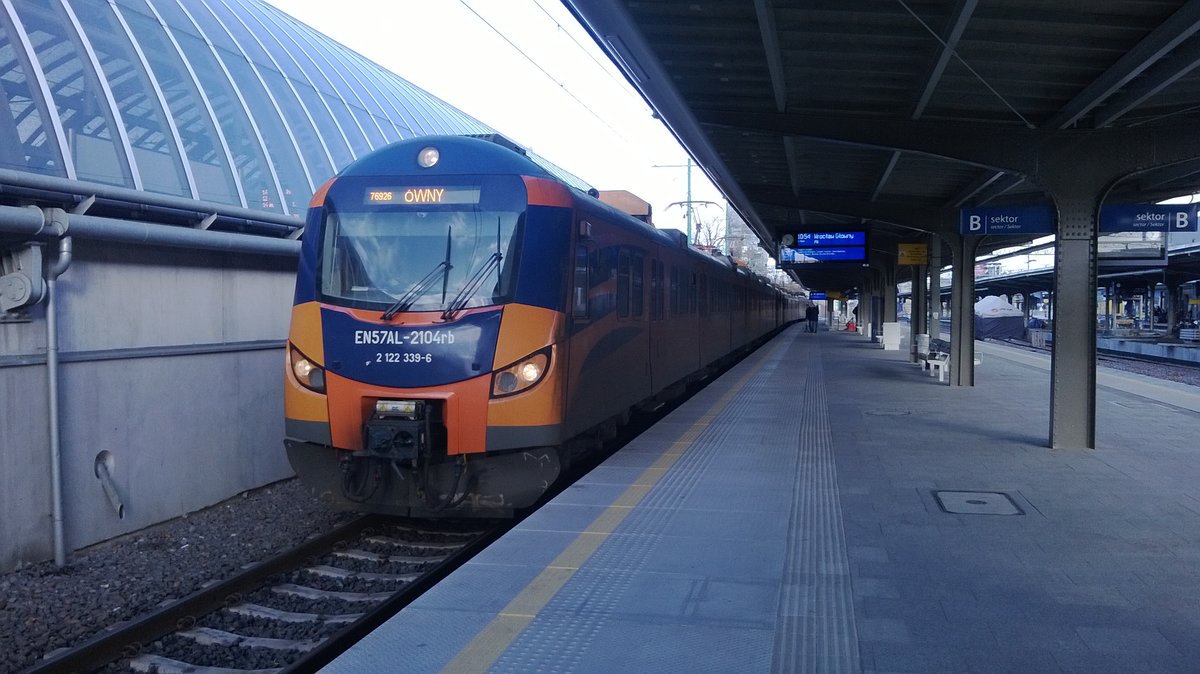 EN57AL-2104 in Poznan Glowny, 10.12.2017