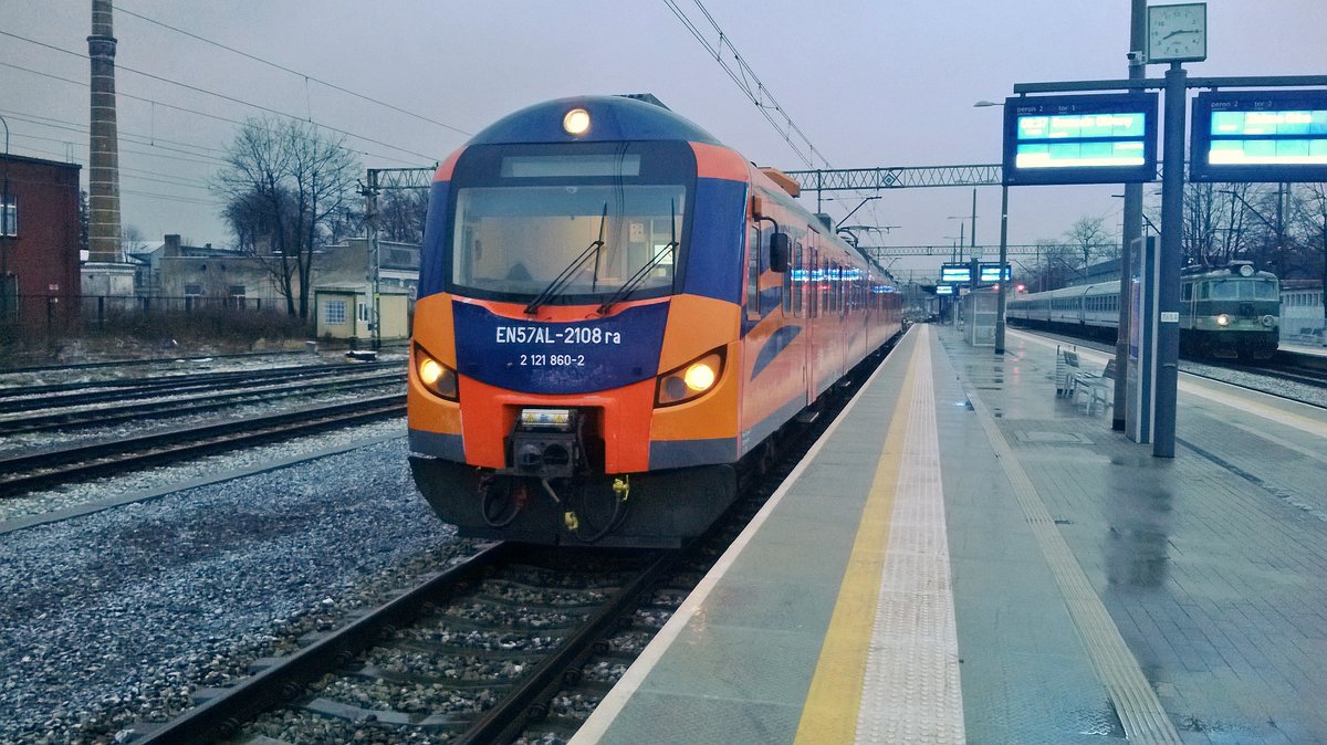 EN57AL-2108 in Bahnhof Zielona Gora, 17.12.2017