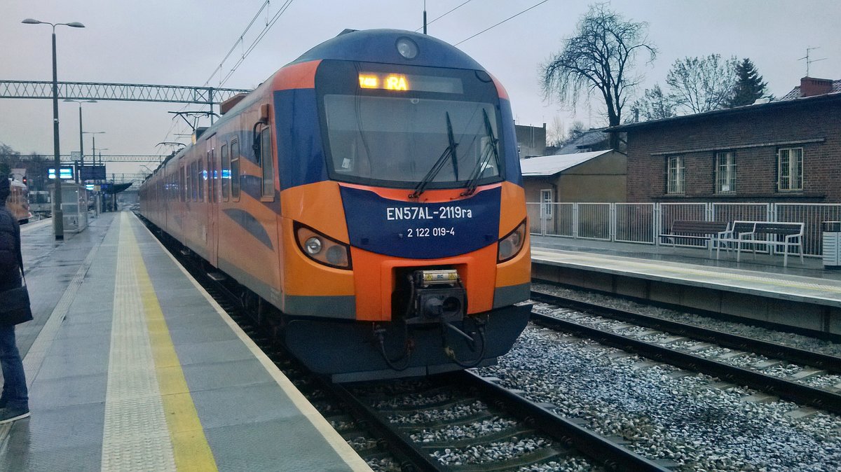 EN57AL-2119 in Bahnhof Zielona Gora, 17.12.2017