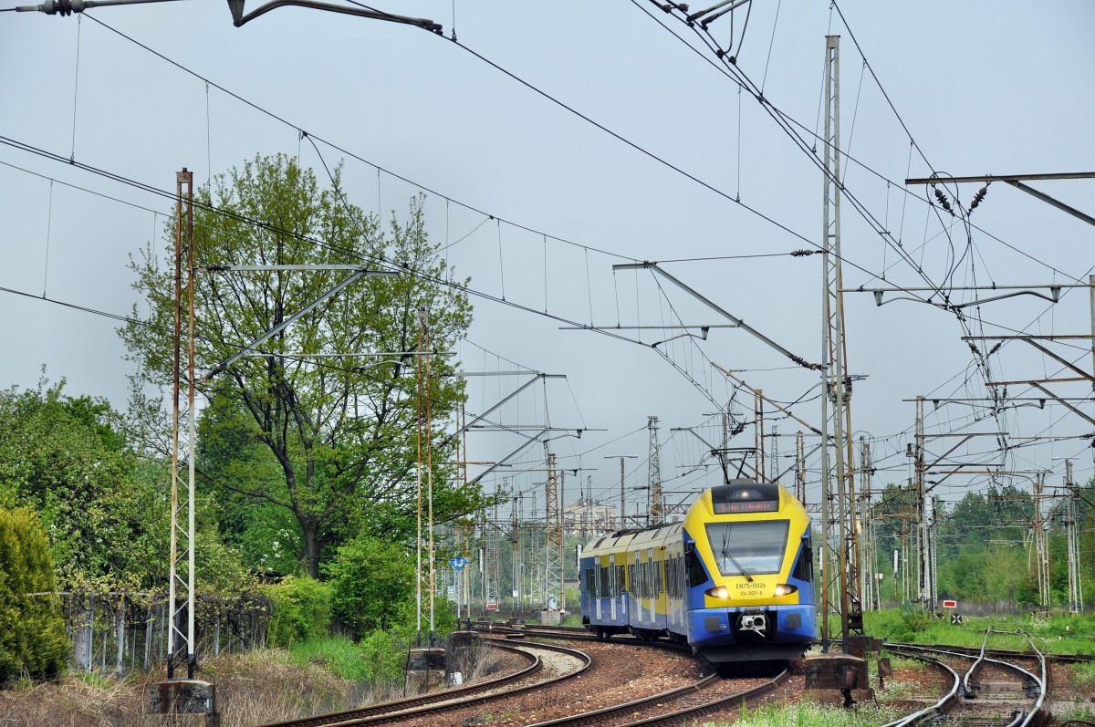 EN75 002 als Halbstndliche Regionalbahn aus Sosnowiec nach Tychy-Lodowisko bei der Ausfahrt aus Katowice-Ligota (30.04.2014)