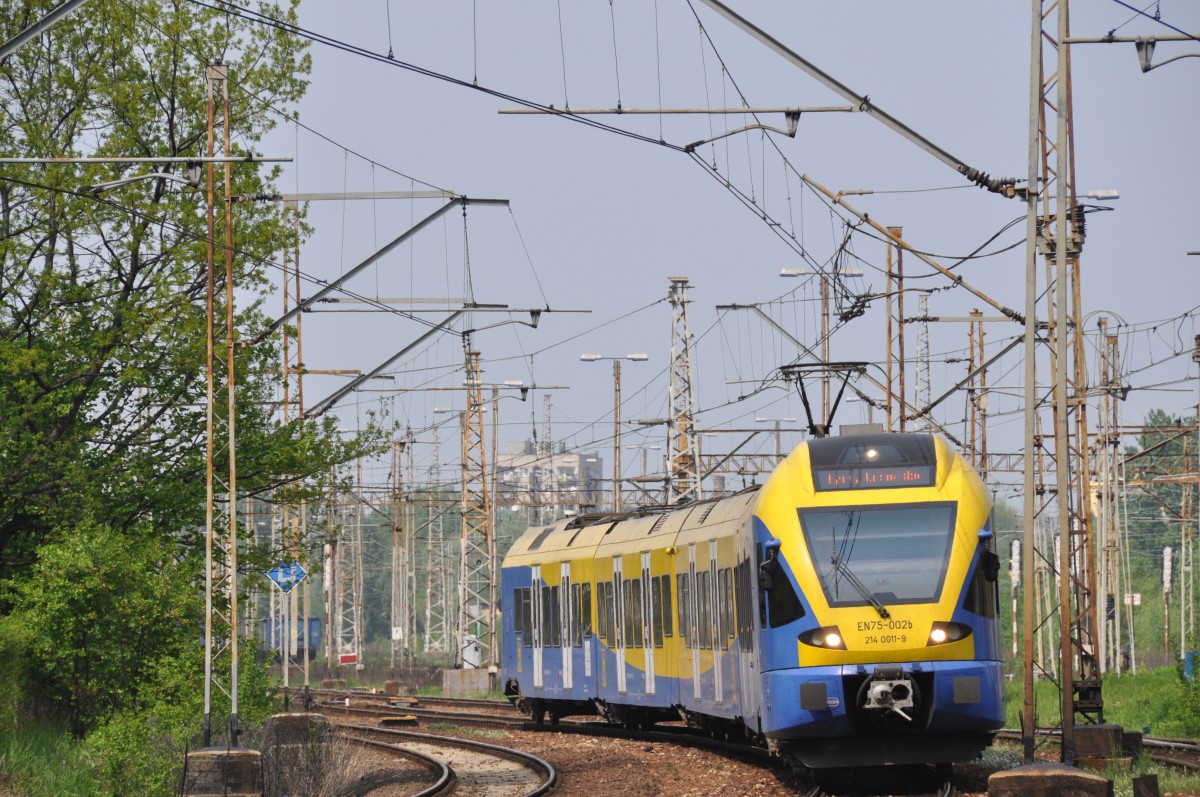 EN75 002 als Halbstndliche Regionalbahn aus Sosnowiec nach Tychy-Lodowisko bei der Ausfahrt aus Katowice-Ligota (30.04.2014)