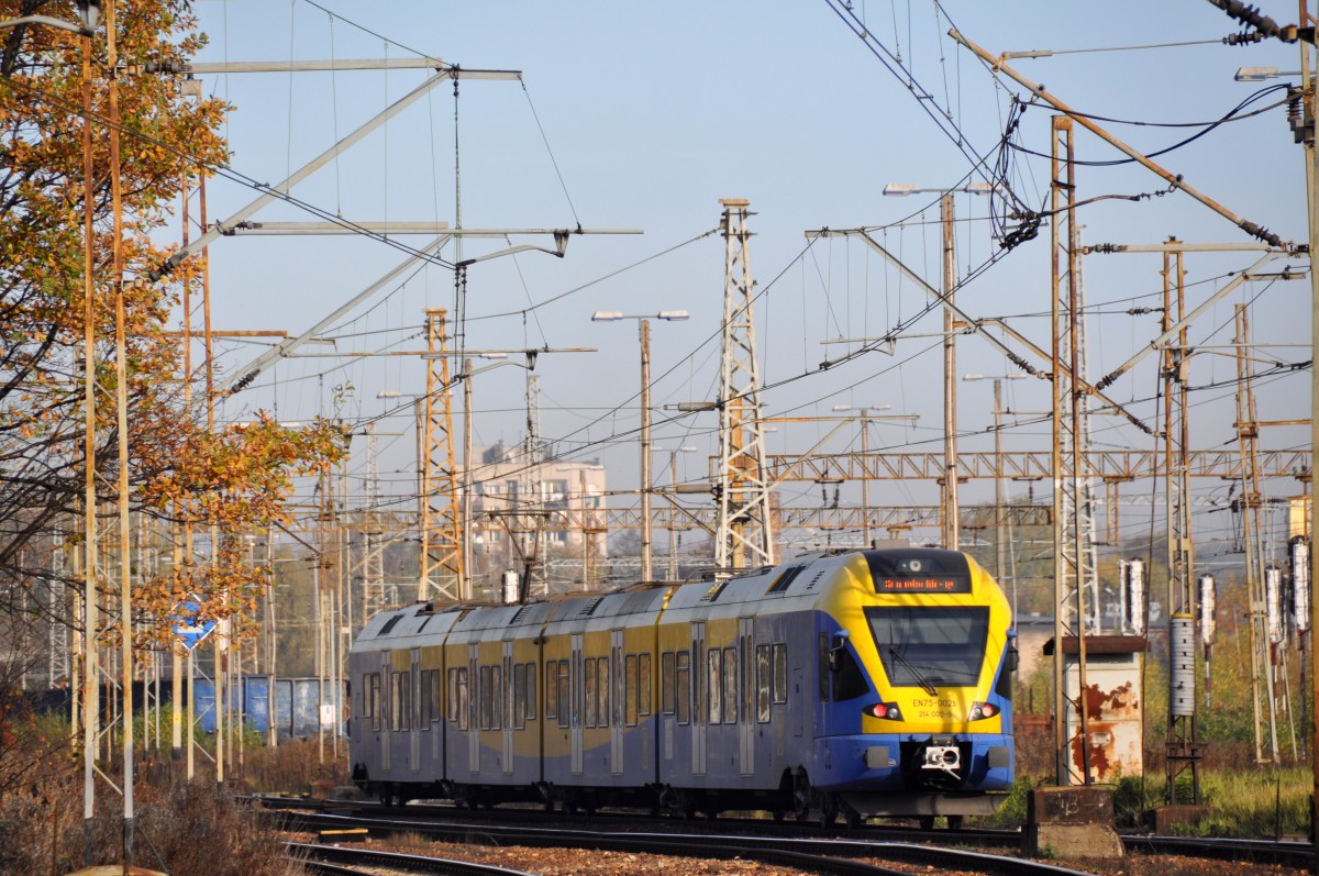 EN75 002 als Regionalbahn aus  Tychy Lodowisko  kommend nach  Sosnowiec Głwny  in bei der durchfahrt durch  Katowice-Ligota  (27.10.2013)