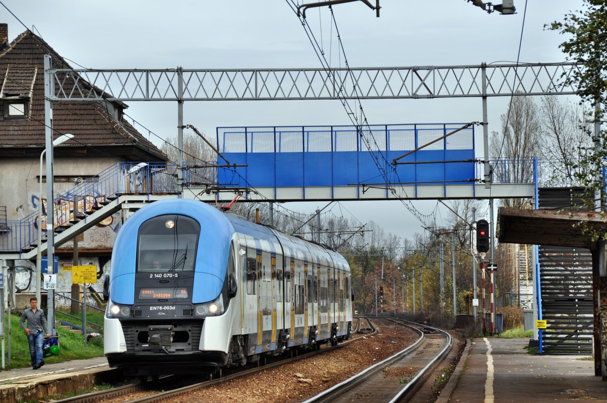EN76 003 als Regionalbahn nach Zwardoń beim Halt in Katowice Piotrowice (27.10.2013)