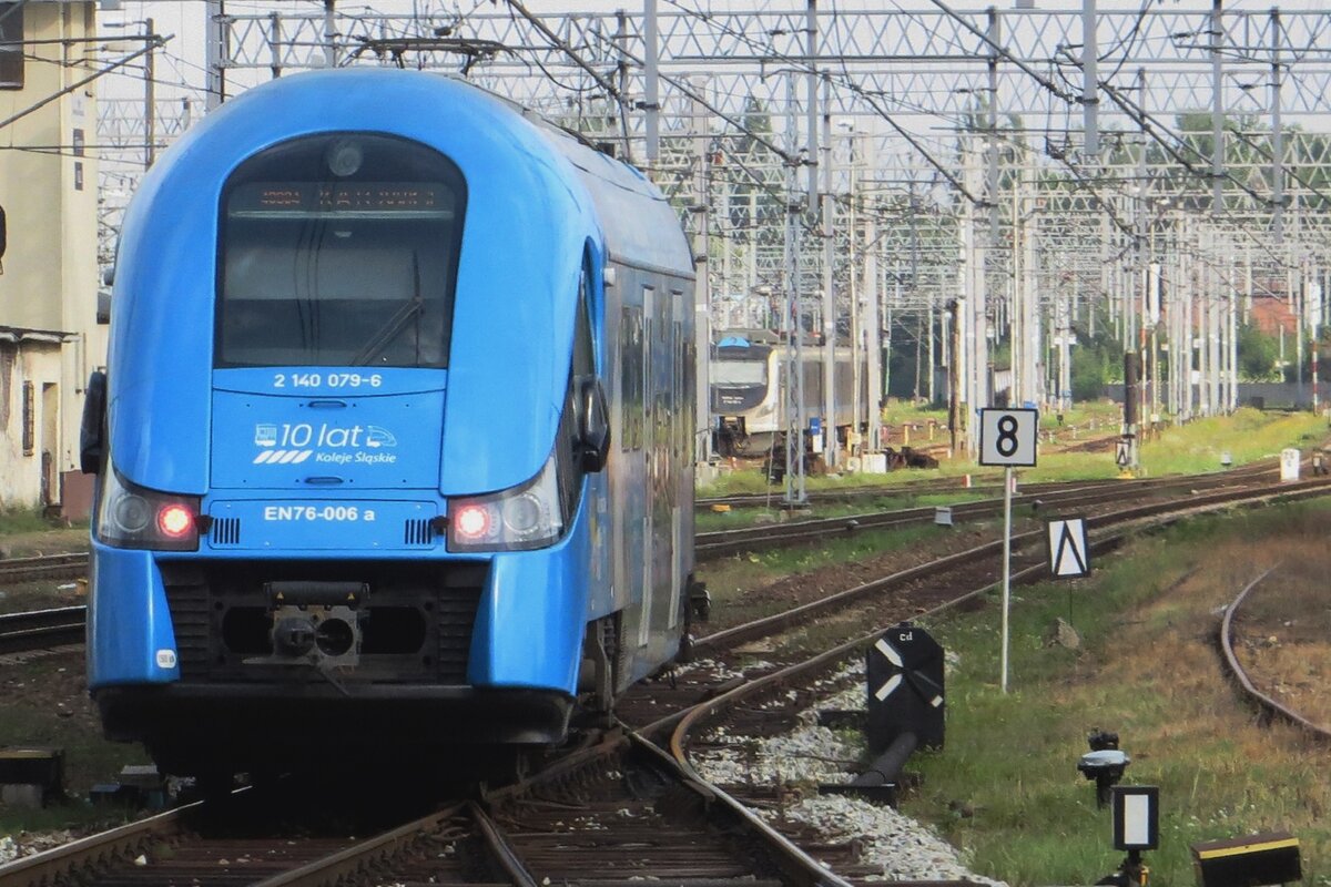 EN76-006 verlässt Gliwice am Nachmittag von 23 Augustus 2021. Das Bild wurde vom Bahnsteig gemacht.