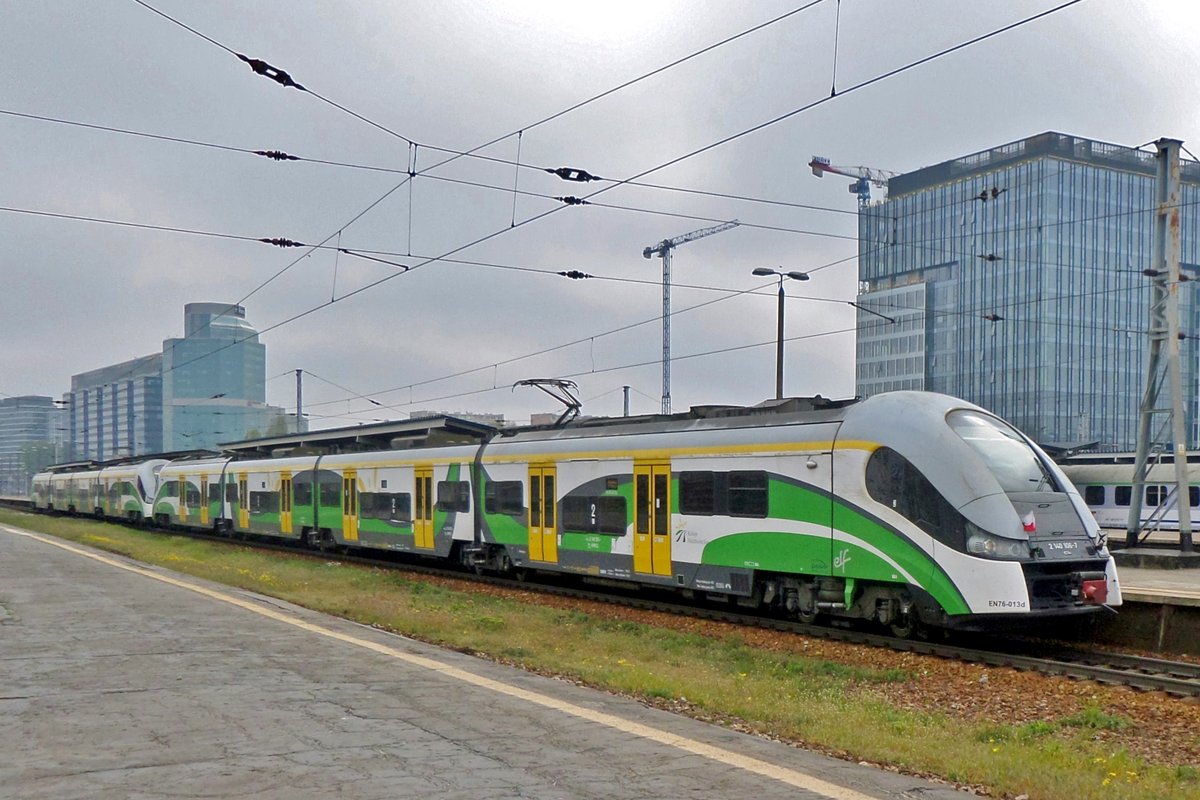 EN76-013 steht am 3 Mai 2016 in Warszawa-Zachodnia.