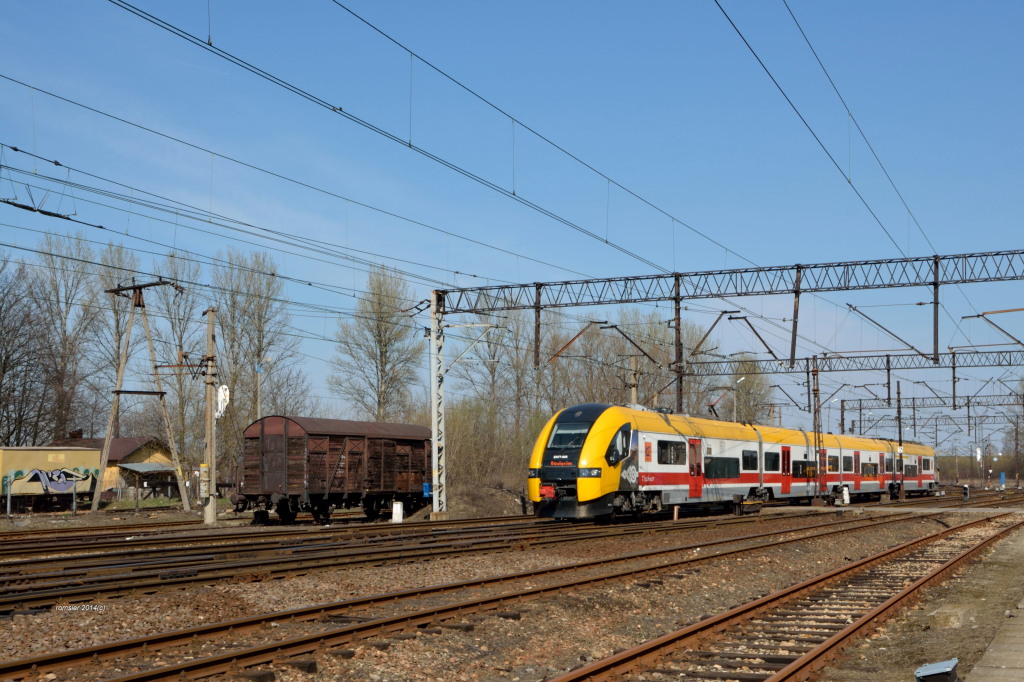 EN77-005 als der Zug RB aus Wieliczka(bei Kraków)erbricht in  die Endstation herein am 22.03.2014.