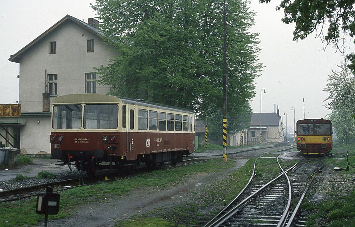 End- bzw. Ausgangs Bahnhof Caslav der Nebenbahn von Tremosnice am 1.5.1995 bei starkem Regen. Der Hauptbahnhof Caslav liegt rechts gegenüber und ist mit dem Nebenbahnhof durch eine Fußgänger Brücke verbunden.