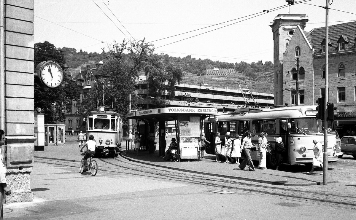 END und ESS-Nachfolger O-Bus vor dem Esslinger Bahnhof. Die END-Züge benutzten bis 1951 die ESS (Esslinger Städt. Straßenbahn) Innenstadt-Schleife zum Wenden. Tw 2 [ME 1926] der END und O-Bus der SVE Nr.16.__22-06-1976

Anmerkung: Anhand des Nachfolgers der ESS sollen ein paar Stellen der Streckenführung gezeigt werden. Und so steht das bisher eine Bild nicht mehr so alleine da...
