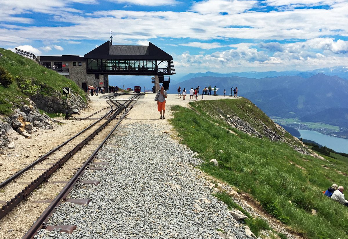 End-/Gipfelstation der Schafbergbahn, rechts im Tal der Mondsee - 12.06.2017