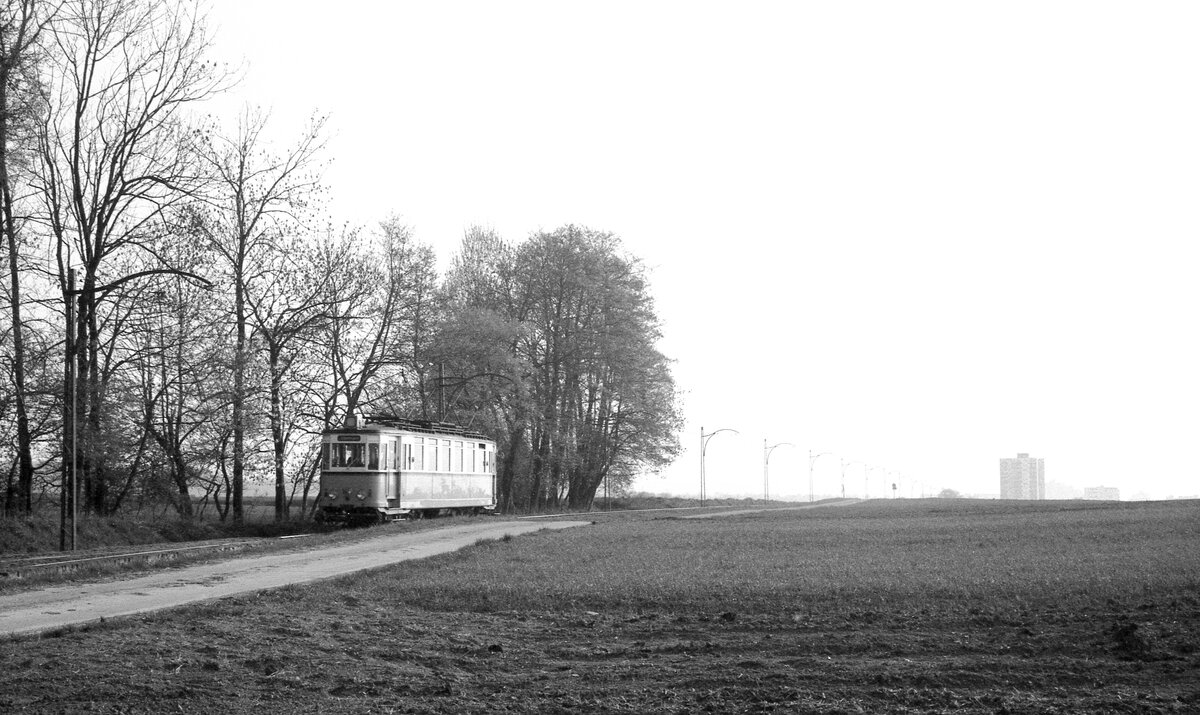 END Straßenbahn Esslingen-Nellingen-Denkendorf__Die aber auch nach Scharnhausen und Neuhausen fuhr. Tw bei der Haltestelle 'Krähenbach' nach Nellingen unterwegs.__04-03-1976 