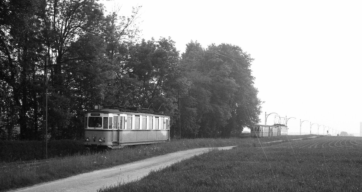 END Straßenbahn Esslingen-Nellingen-Denkendorf__Die aber auch nach Scharnhausen und Neuhausen fuhr.  Tw 2 [ME 1926] an der Haltestelle 'Krähenbach' folgt dem 3-Wagen-Zug von Neuhausen nach Nellingen. Im Frühverkehr haben an der stumpf endenden Endstation Neuhausen die Bw den Tw  getauscht  (Stoß-Tw Betrieb).__08-06-1976 