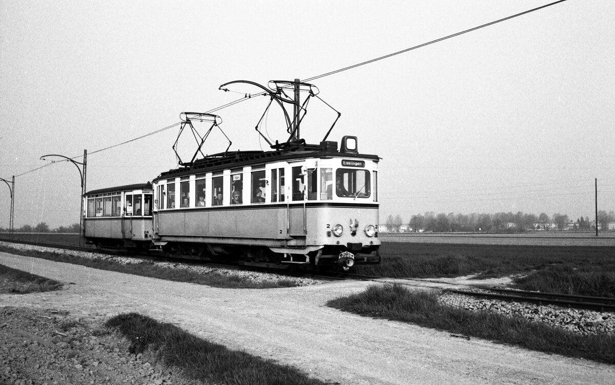 END Straßenbahn Esslingen-Nellingen-Denkendorf__Die aber auch nach Scharnhausen und Neuhausen fuhr. Im Bild Tw 2 [ME 1926] mit Bw 28 [ME 1927] vor Nellingen nach Esslingen unterwegs.__01-04-1976 