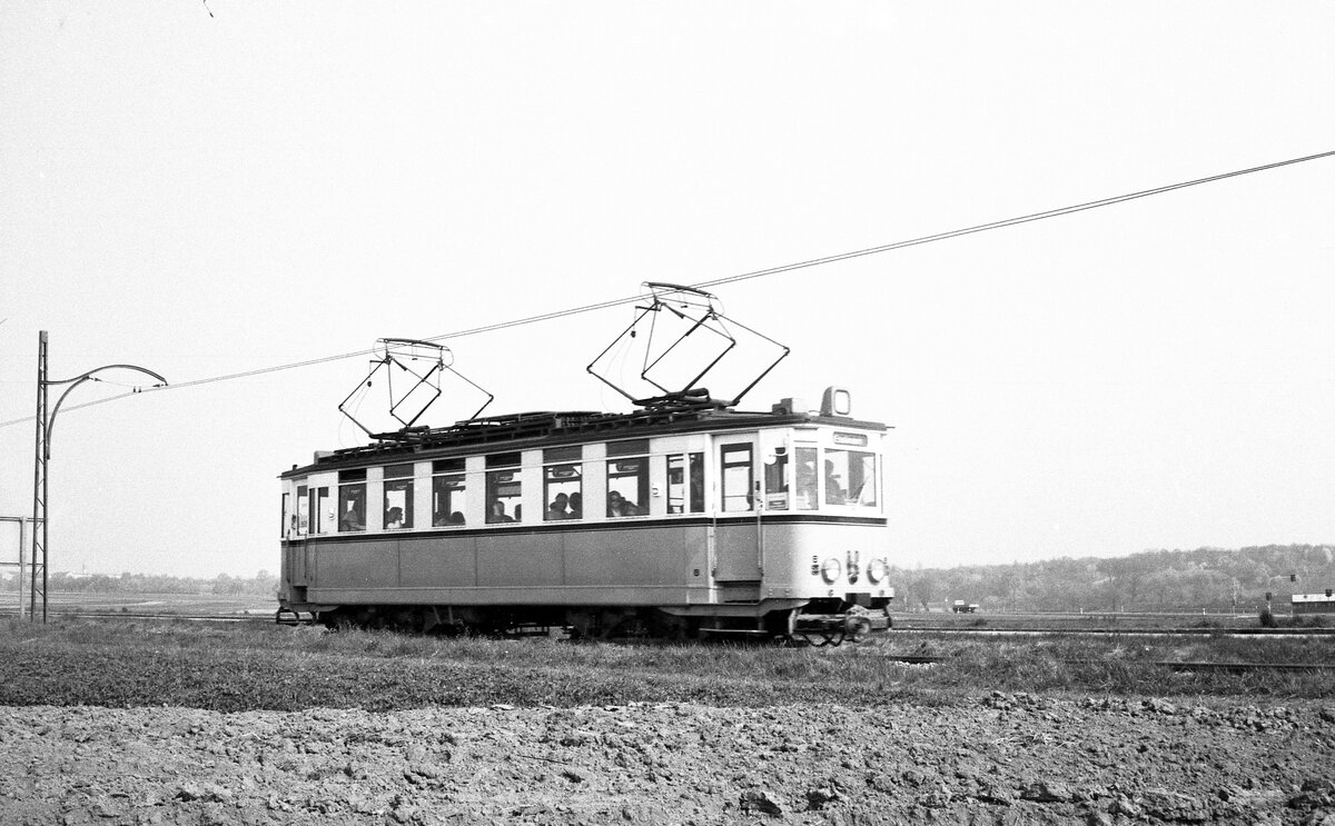END Straßenbahn Esslingen-Nellingen-Denkendorf__Die aber auch nach Scharnhausen und Neuhausen fuhr. Tw 8 [ME 1929] an der Straße von Nellingen nach Scharnhausen.__04-03-1976 