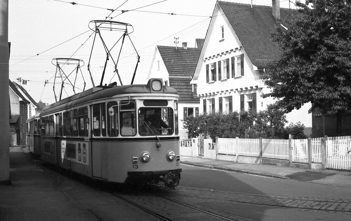 END Straßenbahn Esslingen-Nellingen-Denkendorf__Die aber auch nach Scharnhausen und Neuhausen fuhr. Tw 13 mit Bw 37 [ME 1958] vor der Depoteinfahrt in der Nellinger Schillerstr.__25-05-1976 