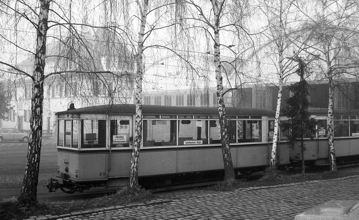 END Straßenbahn Esslingen-Nellingen-Denkendorf__Die aber auch nach Scharnhausen und Neuhausen fuhr. Nellingen im Nebel. Vor der Wagenhalle Bw 22 [ME 1926] und Bw 35 [ME 1952].__02-03-1976 