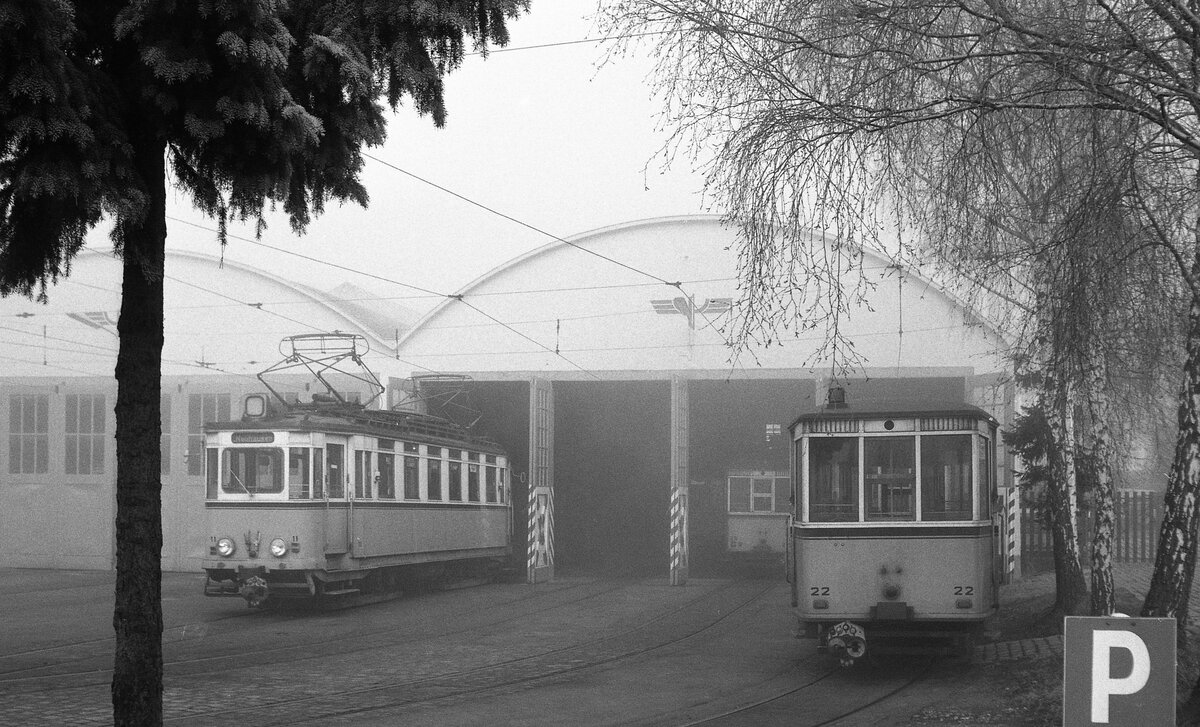 END Straßenbahn Esslingen-Nellingen-Denkendorf__Die aber auch nach Scharnhausen und Neuhausen fuhr. Das Depot in Nellingen im Nebel. Vor der Halle: Tw 11 [ME 1955] und Bw 22 [ME 1926].__02-03-1976 