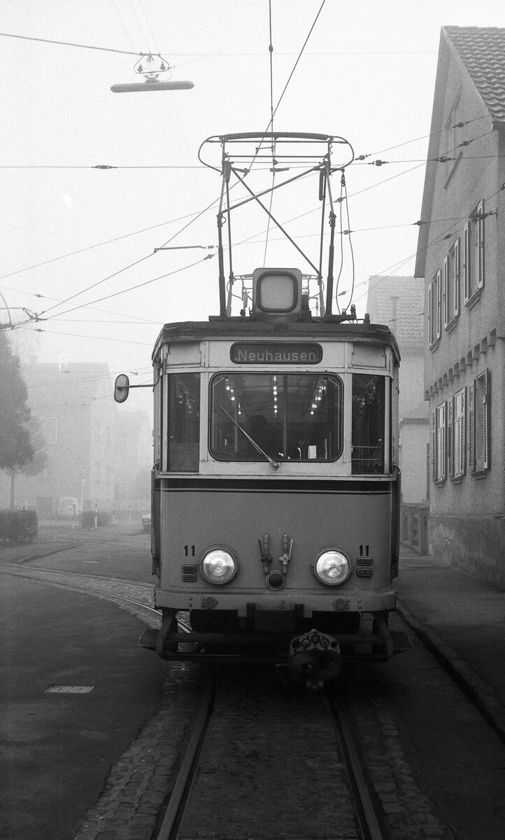 END Straßenbahn Esslingen-Nellingen-Denkendorf__Die aber auch nach Scharnhausen und Neuhausen fuhr. Tw 11 [ME 1955] im Nebel in der Schillerstr.in Nellingen. Links die Zufahrtsgleise ins Depot.__02-03-1976 