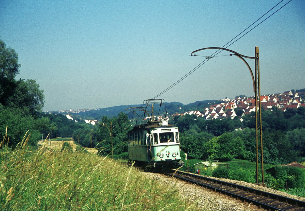 END Straßenbahn Esslingen-Nellingen-Denkendorf__Die aber auch nach Scharnhausen und Neuhausen fuhr.__Tw 8 erklimmt bei Scharnhausen die Anhöhe nach Neuhausen.__22-06-1976