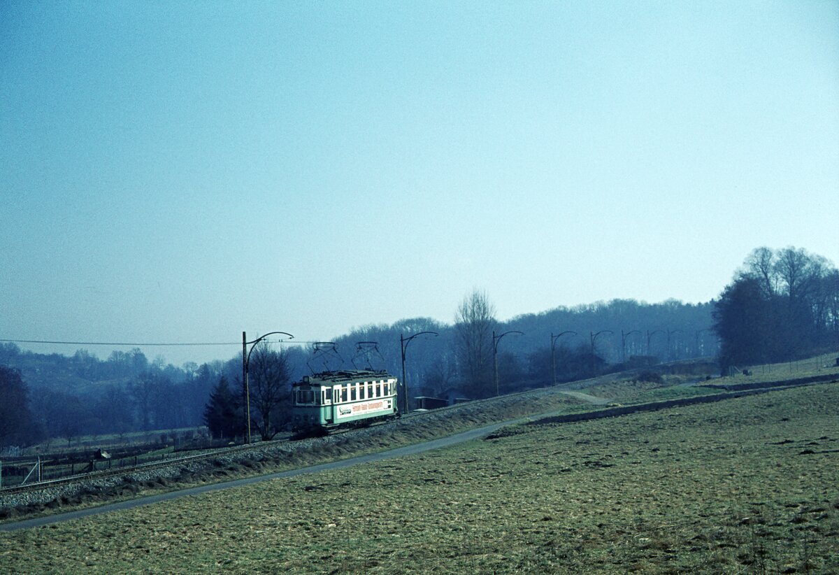 END Straßenbahn Esslingen-Nellingen-Denkendorf__Die aber auch nach Scharnhausen und Neuhausen fuhr.__Solo-Tw in der Steigung nach Neuhausen bei Scharnhausen.__22-06-1976