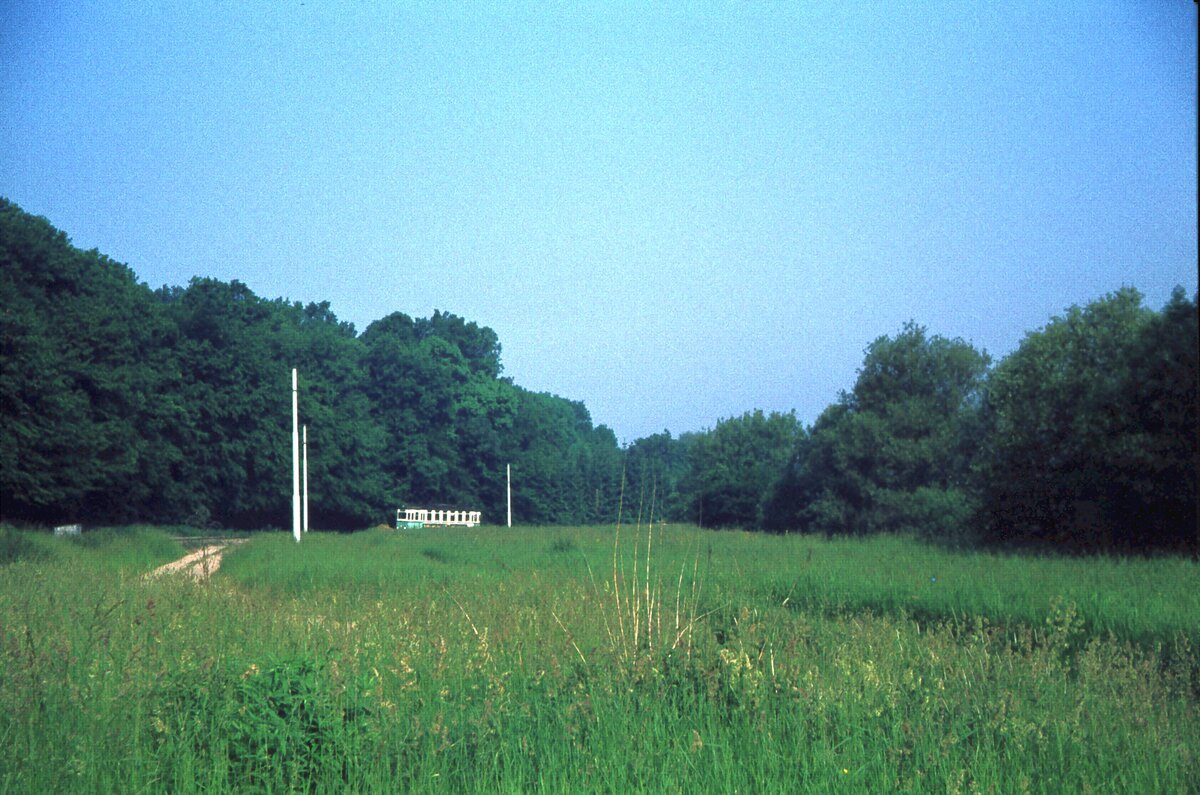 END Straßenbahn Esslingen-Nellingen-Denkendorf__Die aber auch nach Scharnhausen und Neuhausen fuhr.__Straßenbahn sooo klein in der Landschaft bei Scharnhausen. Stört überhaupt nicht. __08-06-1976