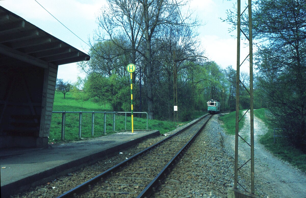 END Straßenbahn Esslingen-Nellingen-Denkendorf__Die aber auch nach Scharnhausen und Neuhausen fuhr.__Haltestelle 'Lenzhalde'.Blick Richtung Haltestelle 'Krähenbach'.__20-04-1976