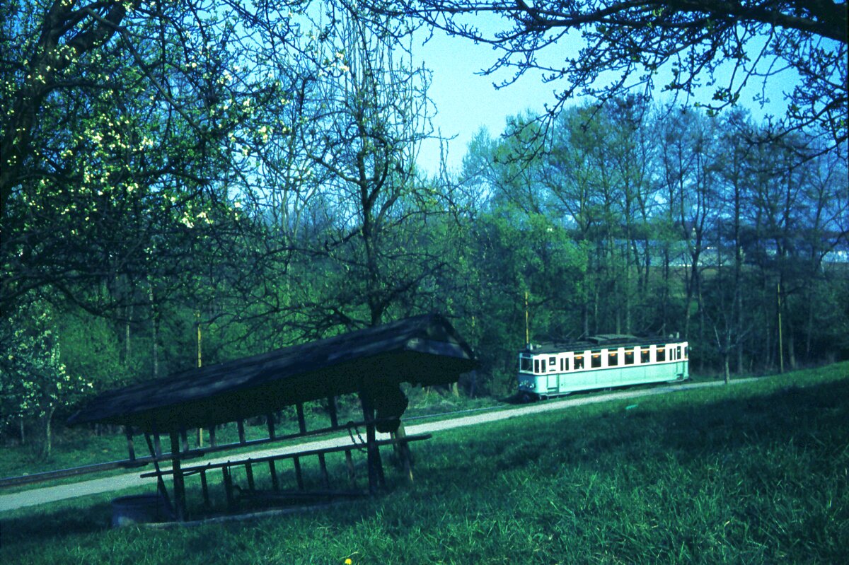 END Straßenbahn Esslingen-Nellingen-Denkendorf__Die aber auch nach Scharnhausen und Neuhausen fuhr.__Tw in der Steigung von Scharnhausen kurz vor der Haltestelle 'Krähenbach'.__20-04-1976