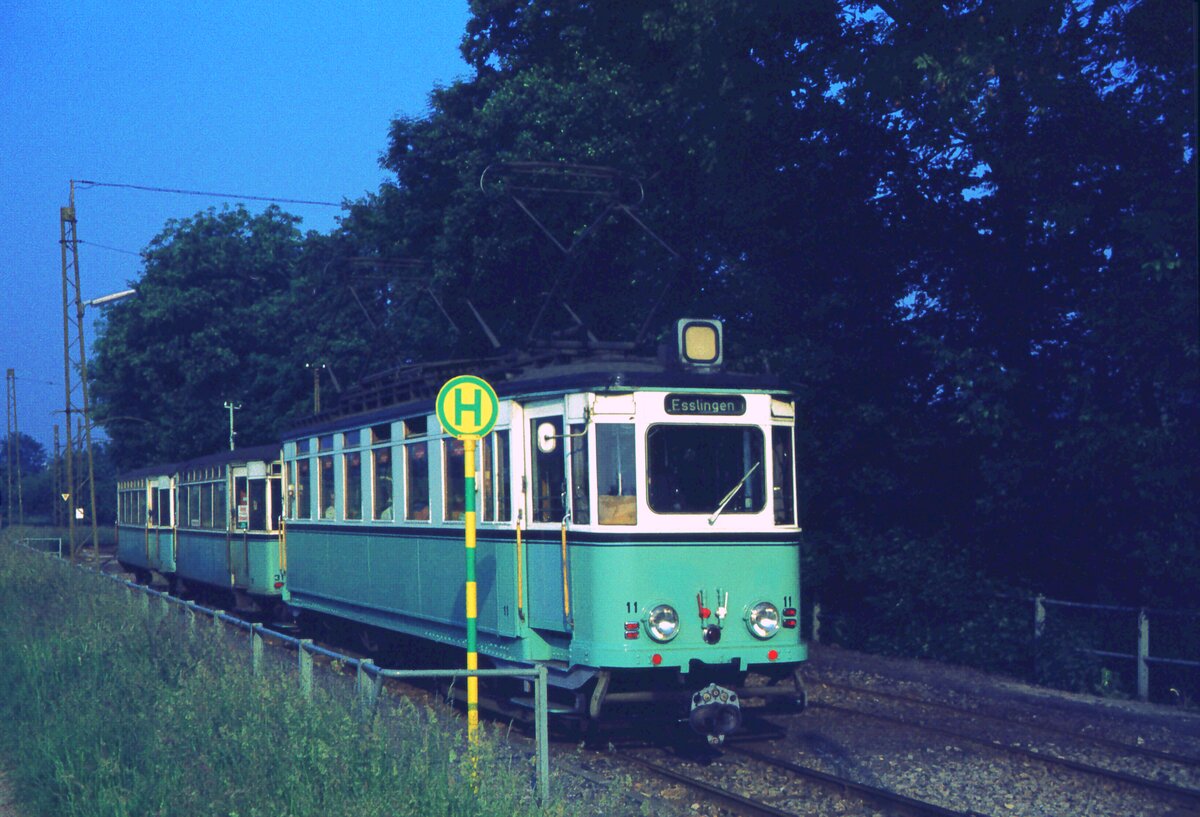 END Straßenbahn Esslingen-Nellingen-Denkendorf__Die aber auch nach Scharnhausen und Neuhausen fuhr.__Tw 11 mit 2 Bw in der Haltestelle 'Krähenbach' Richtung Nellingen.__25-05-1976