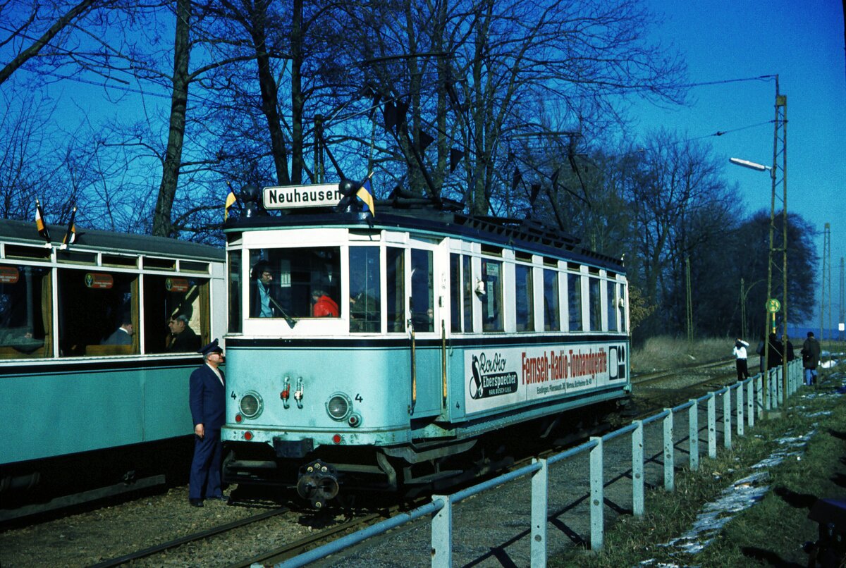 END Straßenbahn Esslingen-Nellingen-Denkendorf__Die aber auch nach Scharnhausen und Neuhausen fuhr.__Tw 4 in der Haltestelle 'Krähenbach'. Abschieds-Sonderfahrt der Verkehrsfreunde Stuttgart.__24-02-1978