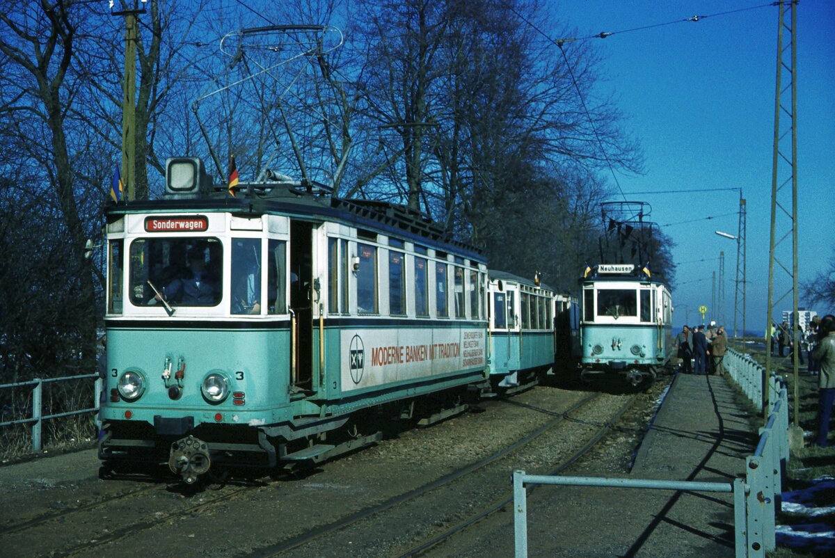 END Straßenbahn Esslingen-Nellingen-Denkendorf__Die aber auch nach Scharnhausen und Neuhausen fuhr.__ Parallelfahrt  in der Haltestelle 'Krähenbach'. Tw 4 neben 3-Wagenzug mit Tw 3 an der Spitze. Abschieds-Sonderfahrt der Verkehrsfreunde Stuttgart.__24-02-1978