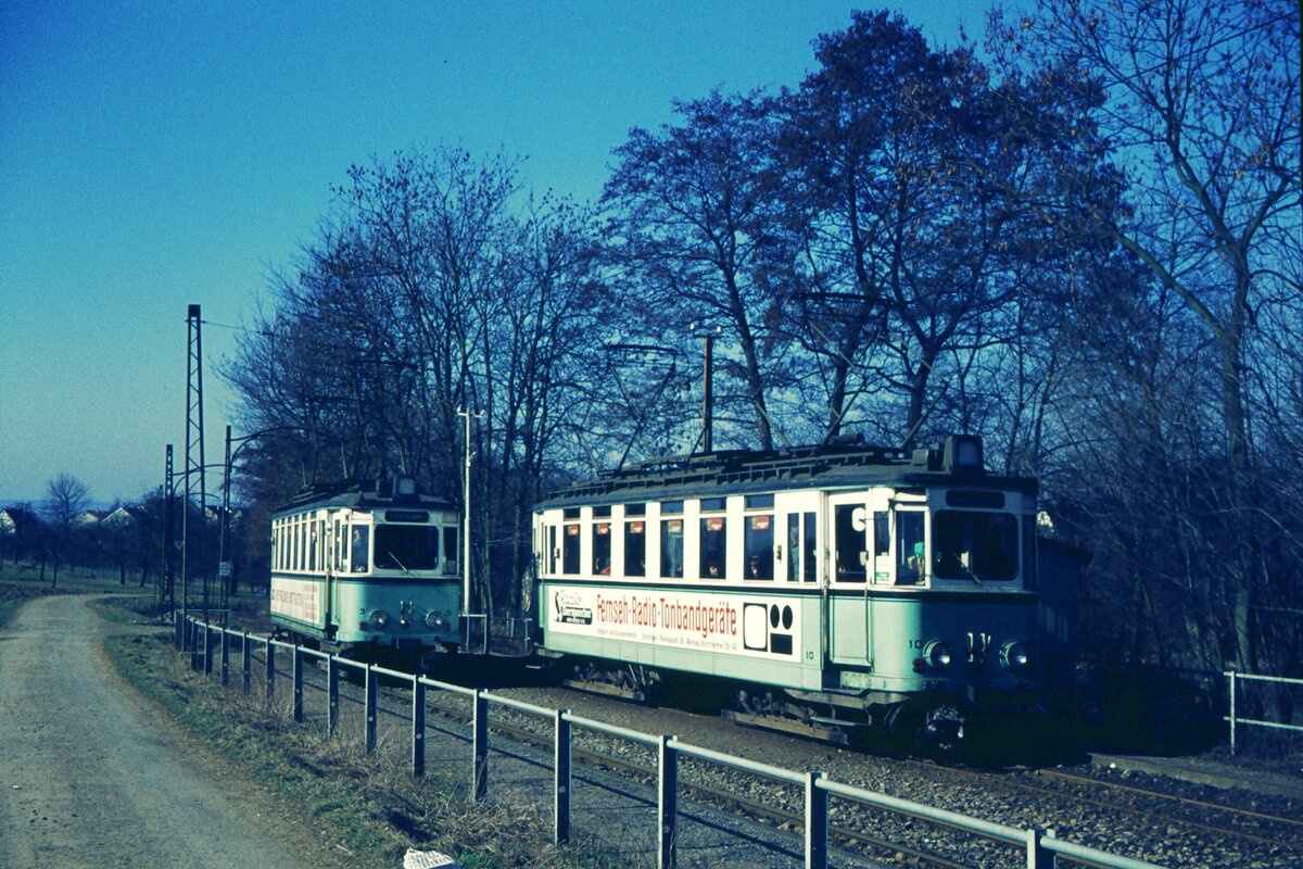 END Straßenbahn Esslingen-Nellingen-Denkendorf__Die aber auch nach Scharnhausen und Neuhausen fuhr.__Tw 3 und Tw 10 begegnen sich in der Haltestelle 'Krähenbach'.__04-03-1976
