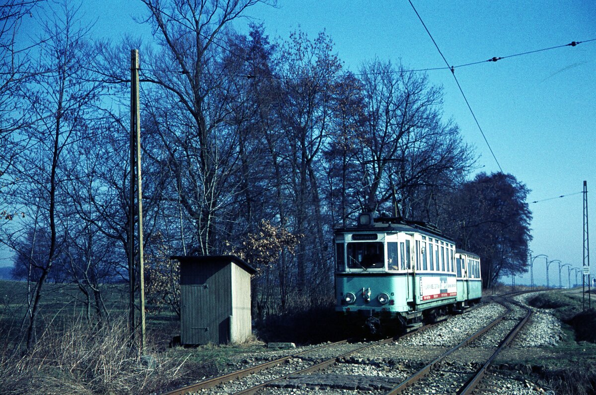END Straßenbahn Esslingen-Nellingen-Denkendorf__Die aber auch nach Scharnhausen und Neuhausen fuhr.__Tw 6 mit Bw fährt von Nellingen her in die Haltestelle 'Krähenbach' ein.__04-03-1976