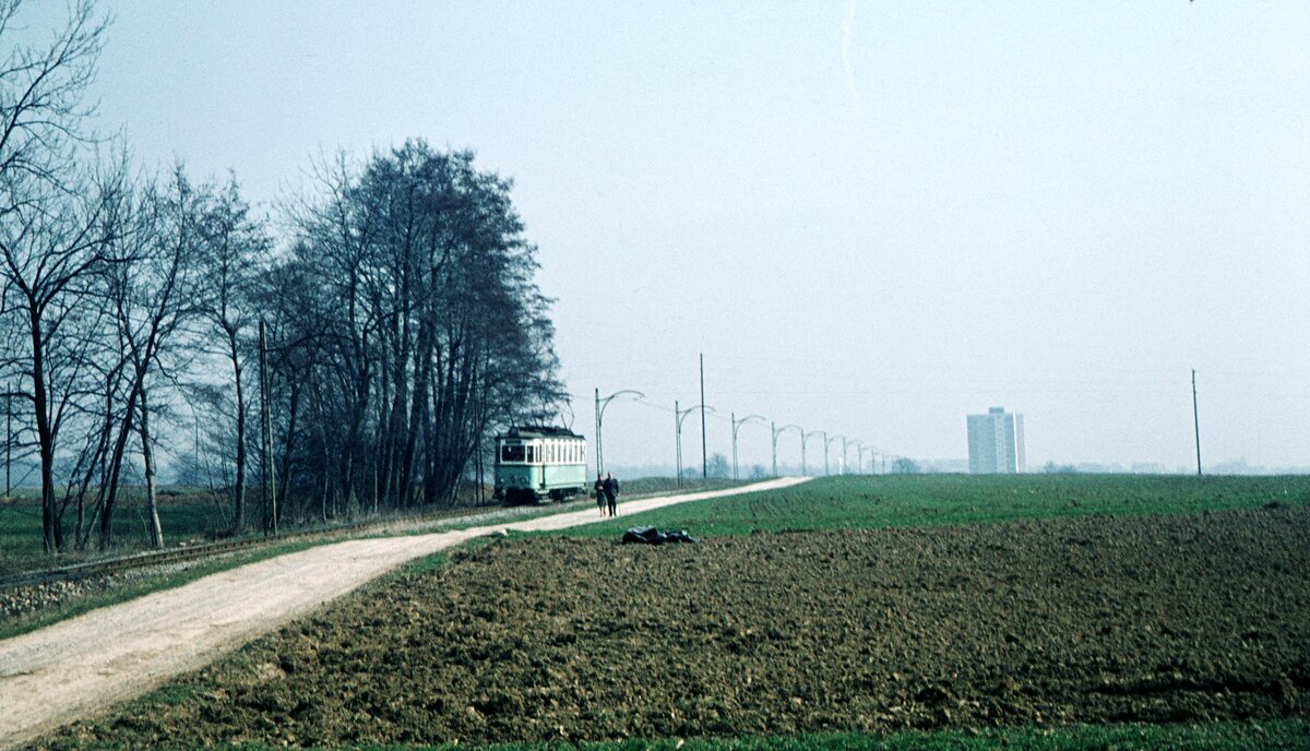END Straßenbahn Esslingen-Nellingen-Denkendorf__Die aber auch nach Scharnhausen und Neuhausen fuhr.__Tw nahe der Haltestelle 'Krähenbach'. Im Hintergrund  das  Hochhaus von Nellingen__05-04-1971