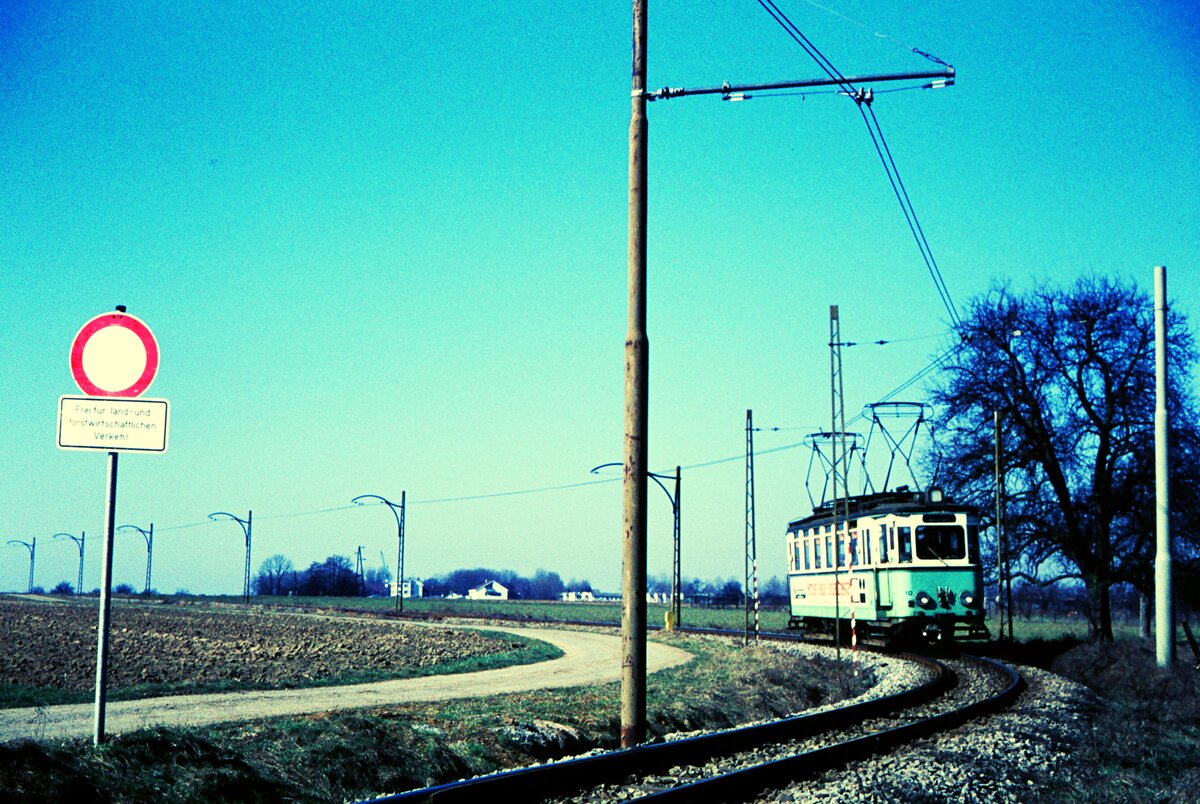 END Straßenbahn Esslingen-Nellingen-Denkendorf__Die aber auch nach Scharnhausen und Neuhausen fuhr.__Tw 10 zwischen Nellingen und Haltestelle 'Krähenbach'.__04-03-1976