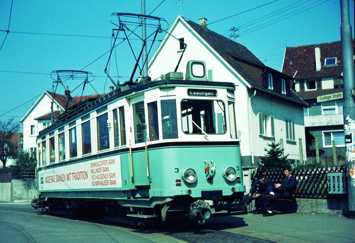 END Straßenbahn Esslingen-Nellingen-Denkendorf__Die aber auch nach Scharnhausen und Neuhausen fuhr.__Tw 3 an der Endstation Denkendorf. Ostermontag. Bis zur Abfahrt genießen Schaffner und Wagenführer noch die Sonne.__23-04-1973