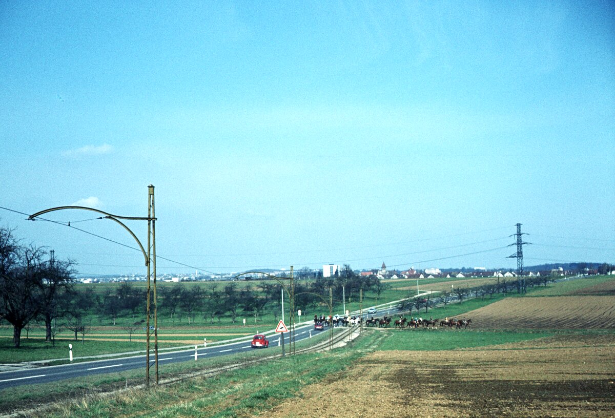 END Straßenbahn Esslingen-Nellingen-Denkendorf__Die aber auch nach Scharnhausen und Neuhausen fuhr.__Strecke von Nellingen nach Denkendorf. Blick nach Nellingen.__23-04-1973