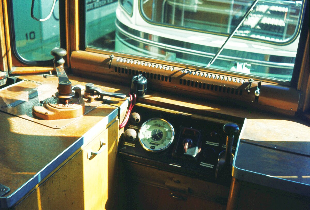 END Straßenbahn Esslingen-Nellingen-Denkendorf__Die aber auch nach Scharnhausen und Neuhausen fuhr.__Führerstand des Tw 20 in der Halle in Nellingen.__09-04-1974