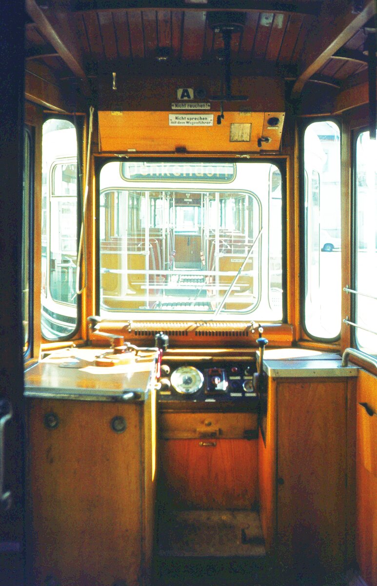 END Straßenbahn Esslingen-Nellingen-Denkendorf__Die aber auch nach Scharnhausen und Neuhausen fuhr.__Führerstand des Rangier-ATw 20.__09-04-1974