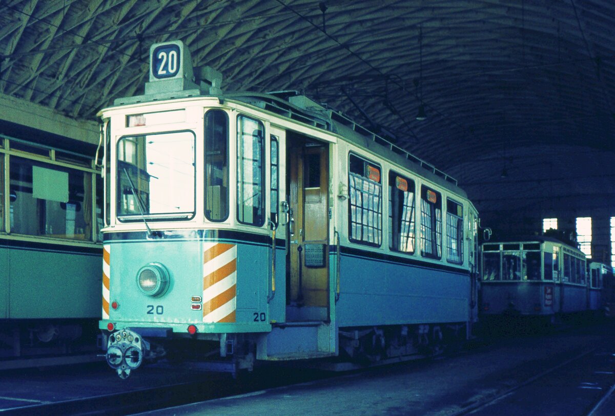 END Straßenbahn Esslingen-Nellingen-Denkendorf__Die aber auch nach Scharnhausen und Neuhausen fuhr.__Rangier-ATw 20 in der Halle in Nellingen. Hier kann man ein wenig die denkmalwürdige Dachkonstruktion erkennen: die Zollinger-Dach Konstruktion, die heute rund 100 Jahre nach der Patentierung durch ihren Erfinder, den Merseburger Stadtbaumeister Zollinger, ein Come Back erlebt. Beruhend auf einem Stabnetztragwerk, das sich aus vorgefertigten Einzelelementen rautenförmig zusammensetzt, setzte sich diese besonders materialsparende Bauweise in der Notzeit der 1920er Jahre durch, auch weil Bauherren selbst bei der relativ einfachen Montage mithelfen konnten.__09-04-1974