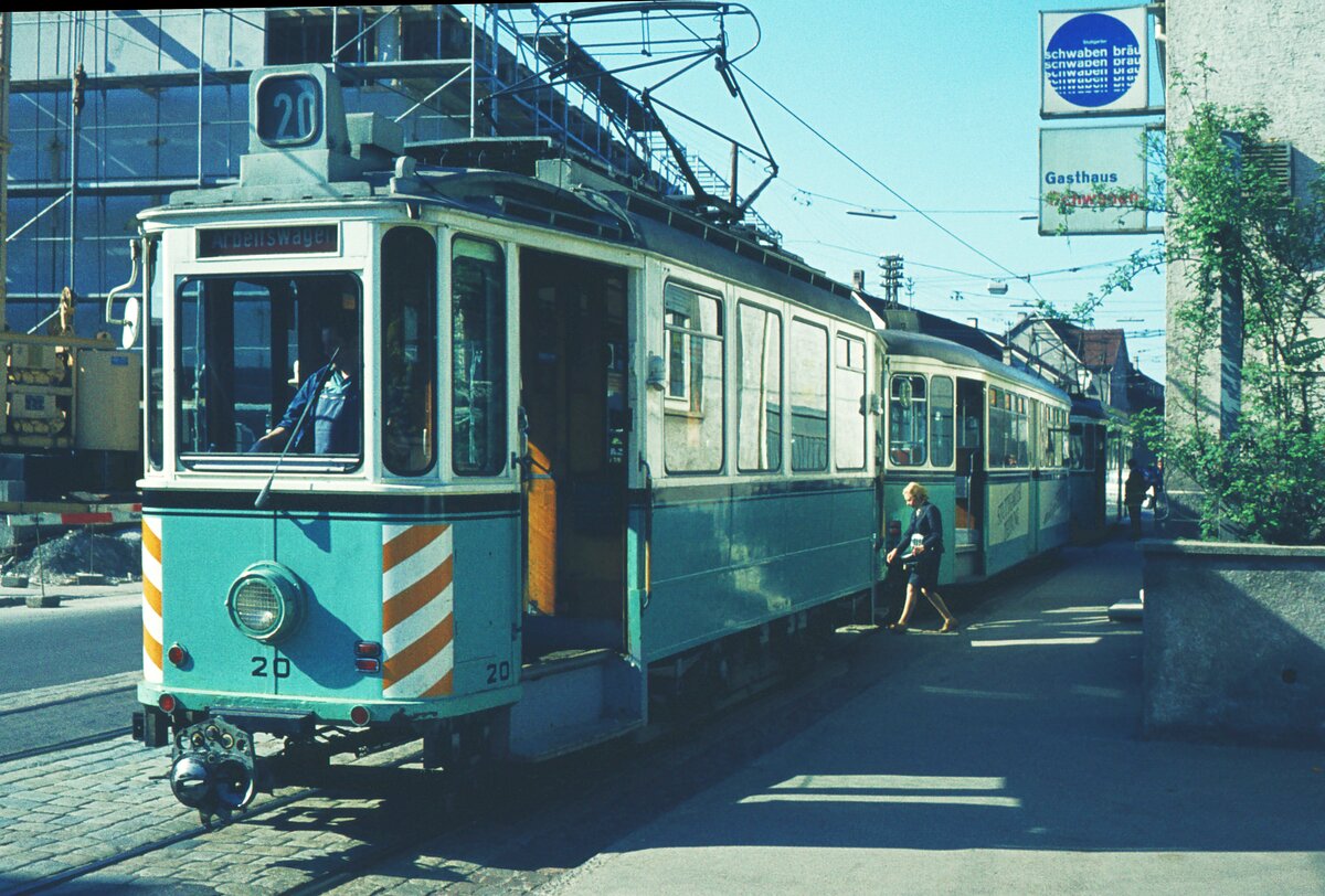 END Straßenbahn Esslingen-Nellingen-Denkendorf__Die aber auch nach Scharnhausen und Neuhausen fuhr.__Rangier-ATw 20 hat den Bw 37 einem Linien-Tw zugeführt und rückt wieder ein.__09-04-1974