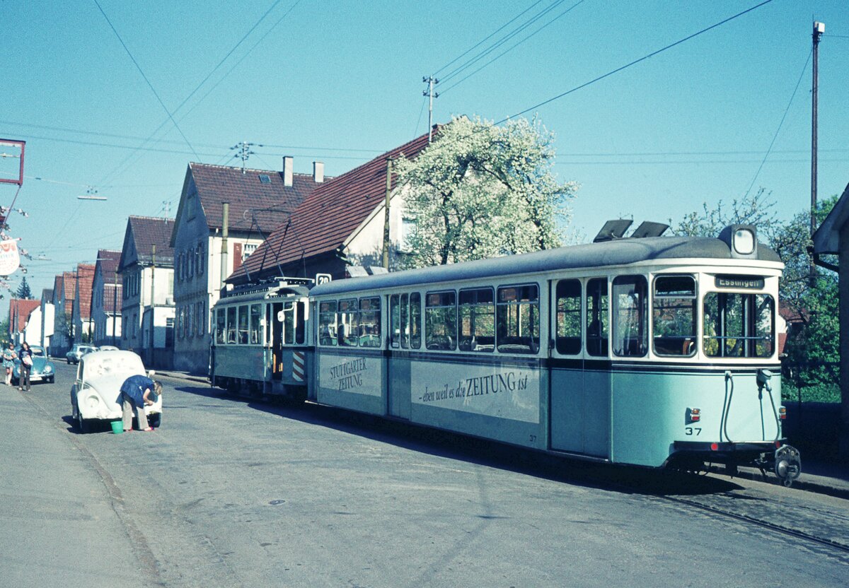 END Straßenbahn Esslingen-Nellingen-Denkendorf__Die aber auch nach Scharnhausen und Neuhausen fuhr.__Rangier-ATw 20 beim Rangieren des Bw 37 in der Schillerstr. vor dem Beriebshof.__09-04-1974