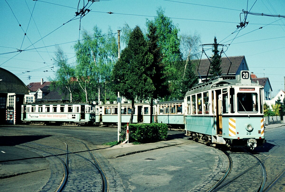 END Straßenbahn Esslingen-Nellingen-Denkendorf__Die aber auch nach Scharnhausen und Neuhausen fuhr.__Rangier-ATw 20 [ME 1950; 1965 ex SSB 297 (Typ 20.8); 1980 >SMS 2020 > Schönau > lt. ’Bauer2000’+1997] vor den Wagenhallen in Nellingen.__09-04-1974