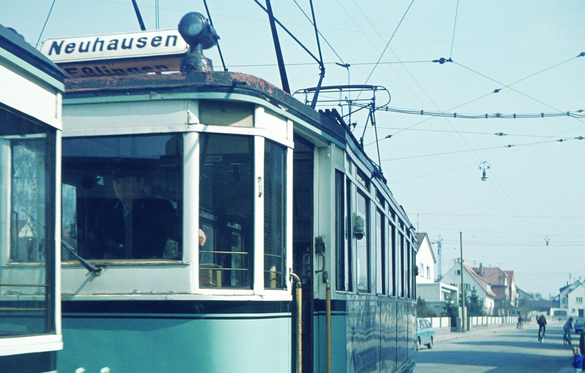 END Straßenbahn Esslingen-Nellingen-Denkendorf__Die aber auch nach Scharnhausen und Neuhausen fuhr.__Tw 4 [ME 1926] beim Rangieren in der Schillerstraße.__05-04-1971