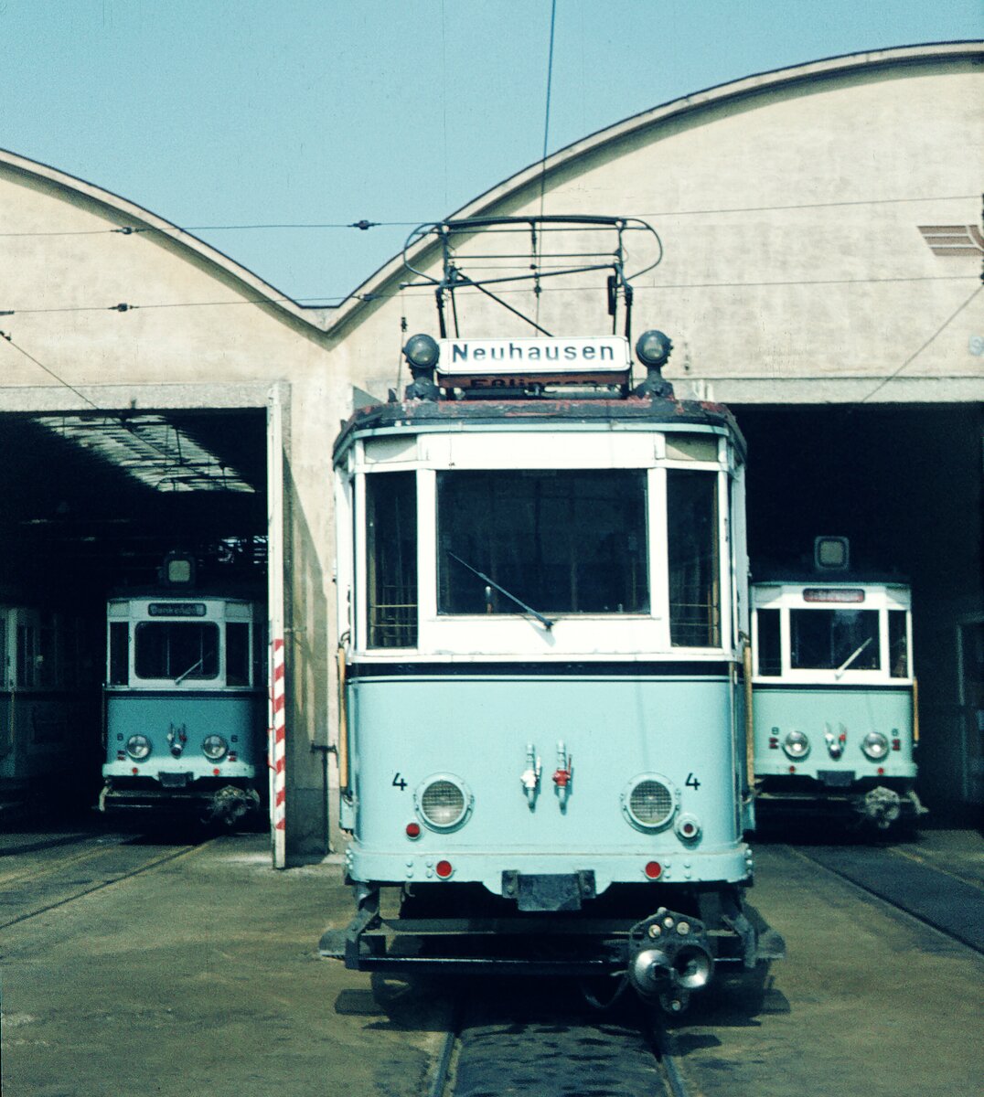 END Straßenbahn Esslingen-Nellingen-Denkendorf__Die aber auch nach Scharnhausen und Neuhausen fuhr.__Tw 4 [ME 1926] als einziger im  beinahe Original-Outlook  verbliebener Tw vor der Halle in Nellingen. Daneben die Tw 6 und 8.__05-04-1971
