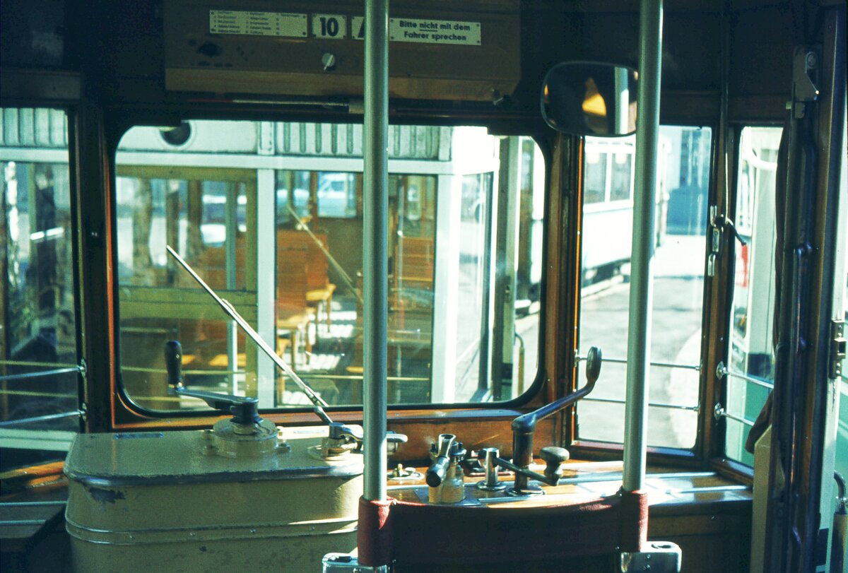 END Straßenbahn Esslingen-Nellingen-Denkendorf__Die aber auch nach Scharnhausen und Neuhausen fuhr.__Führerstand Tw 10 [ME 1942].__SMS in Nellingen: Der Grundstückserwerb für Wagenhalle/Museum gestaltet sich sehr schwierig, die Verhandlungen der Gemeindeverwaltung Ostfildern betreffen  kleinste Parzellen von 6 Eigentümern am Ortsrand von Ostfildern, wo auf Wunsch der Gemeinde eine neue Halle errichtet werden soll, weil die bestehenden Wagenhallen abgerissen werden sollen.  Im April 1981 läßt die Gemeindeverwaltung die Zufahrtsgleise und -Weichen in der Schillerstr. zuteeren.  Das Rangieren der Fahrzeuge gestaltet sich entsprechend sehr umständlich durch Verziehen,  Aus und Wieder Auf-Gleisen mit Hilfe von Kettenzügen, Lkw  etc. [SMS-RS 2/81]__Foto 09-04-1974