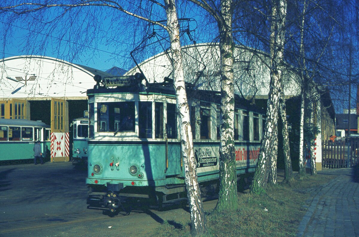 END Straßenbahn Esslingen-Nellingen-Denkendorf__Die aber auch nach Scharnhausen und Neuhausen fuhr.__Vor der rechten Wagenhalle von 1929 in Nellingen: Tw 4 [ME 1926].__04-03-1976 